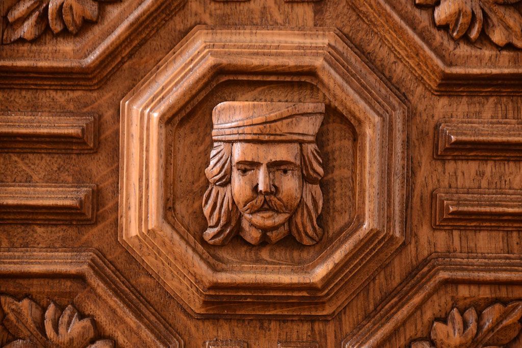 アンティーク家具　個性的なデザイン!彫刻入りの大きなアンティークサイドボード