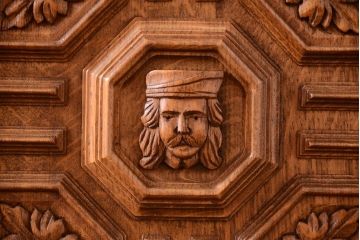 アンティーク家具　個性的なデザイン!彫刻入りの大きなアンティークサイドボード