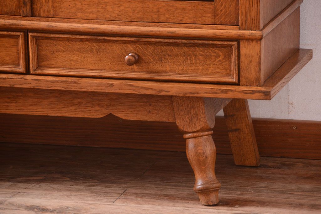 アンティーク家具　個性的なデザイン!彫刻入りの大きなアンティークサイドボード