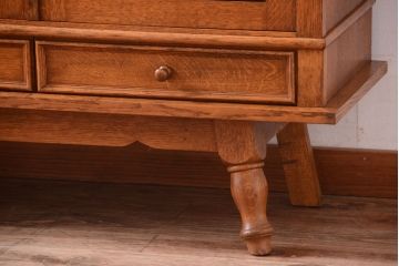 アンティーク家具　個性的なデザイン!彫刻入りの大きなアンティークサイドボード