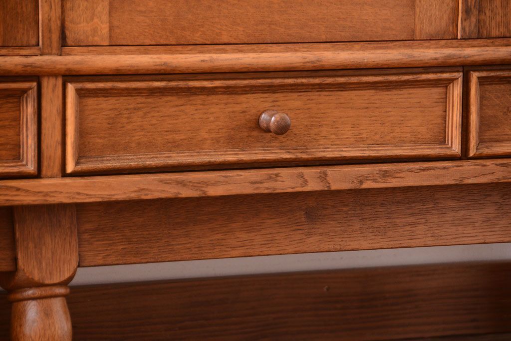 アンティーク家具　個性的なデザイン!彫刻入りの大きなアンティークサイドボード