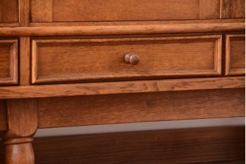 アンティーク家具　個性的なデザイン!彫刻入りの大きなアンティークサイドボード