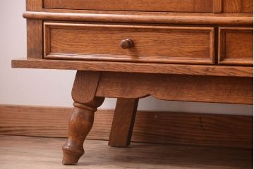 アンティーク家具　個性的なデザイン!彫刻入りの大きなアンティークサイドボード