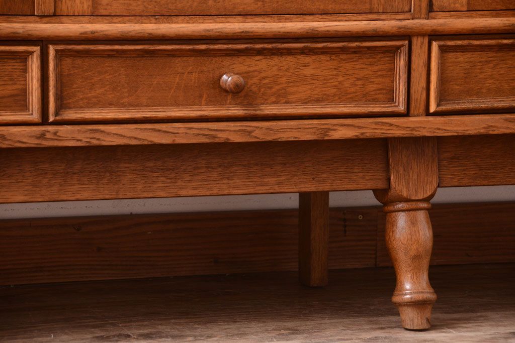 アンティーク家具　個性的なデザイン!彫刻入りの大きなアンティークサイドボード