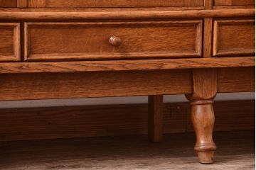 アンティーク家具　個性的なデザイン!彫刻入りの大きなアンティークサイドボード