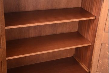 アンティーク家具　個性的なデザイン!彫刻入りの大きなアンティークサイドボード