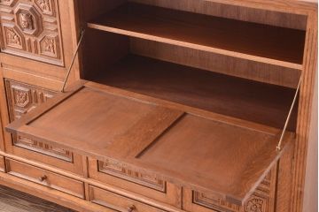 アンティーク家具　個性的なデザイン!彫刻入りの大きなアンティークサイドボード