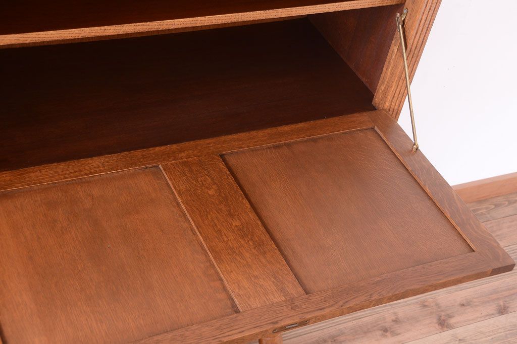 アンティーク家具　個性的なデザイン!彫刻入りの大きなアンティークサイドボード