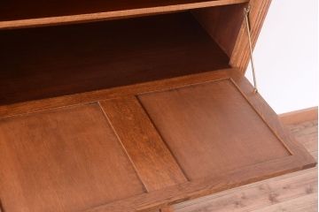 アンティーク家具　個性的なデザイン!彫刻入りの大きなアンティークサイドボード