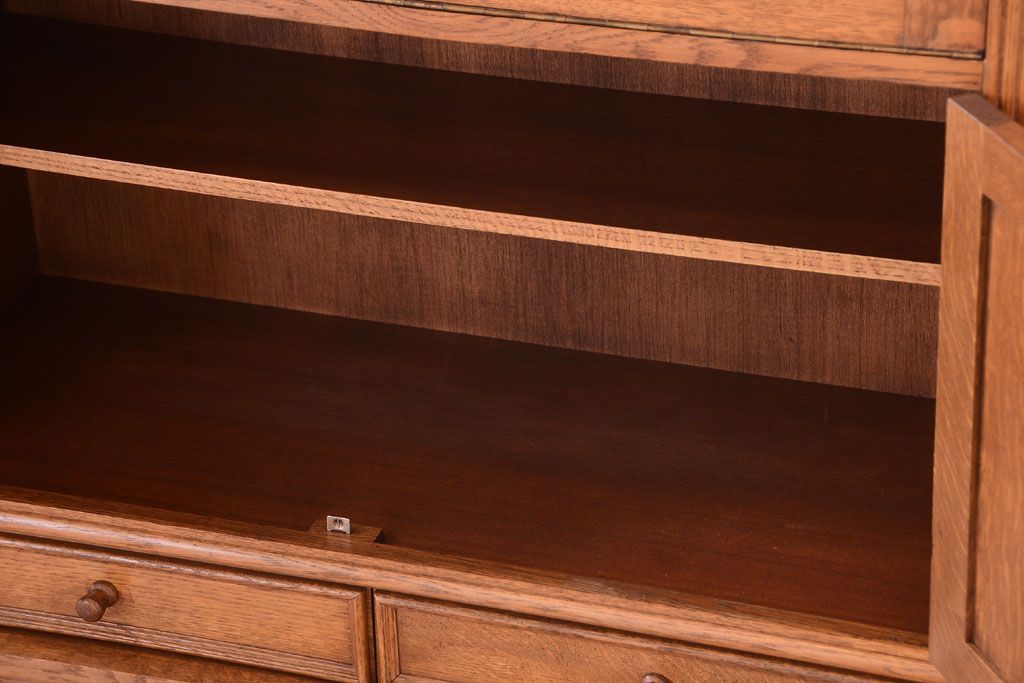 アンティーク家具　個性的なデザイン!彫刻入りの大きなアンティークサイドボード