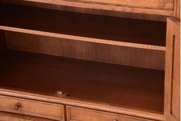 アンティーク家具　個性的なデザイン!彫刻入りの大きなアンティークサイドボード