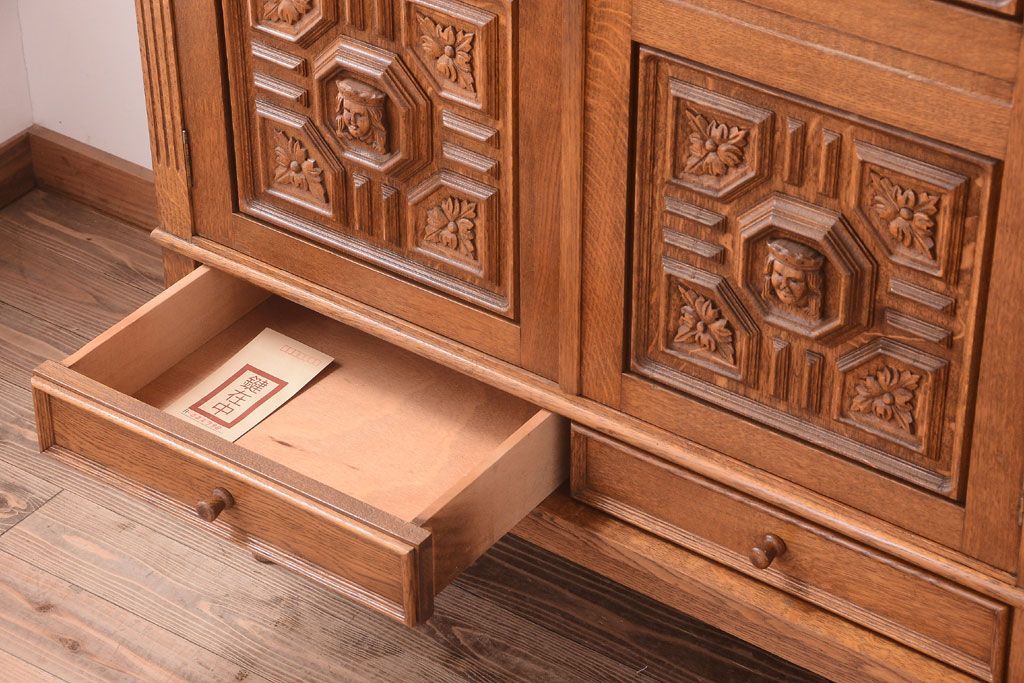 アンティーク家具　個性的なデザイン!彫刻入りの大きなアンティークサイドボード