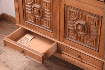 アンティーク家具　個性的なデザイン!彫刻入りの大きなアンティークサイドボード