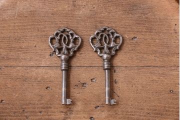 アンティーク家具　個性的なデザイン!彫刻入りの大きなアンティークサイドボード