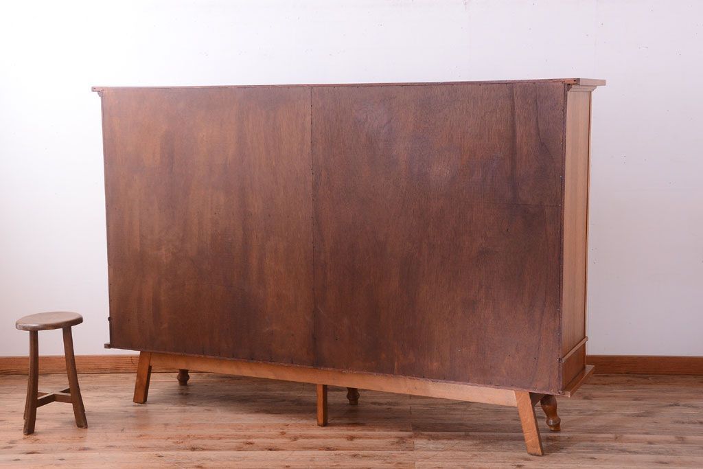 アンティーク家具　個性的なデザイン!彫刻入りの大きなアンティークサイドボード