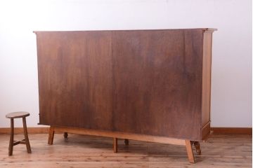 アンティーク家具　個性的なデザイン!彫刻入りの大きなアンティークサイドボード