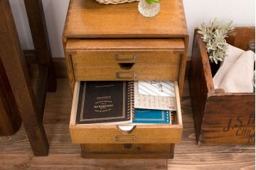 レトロ家具　扉付き!古いナラ材製の昭和レトロなアンティーク小引き出し