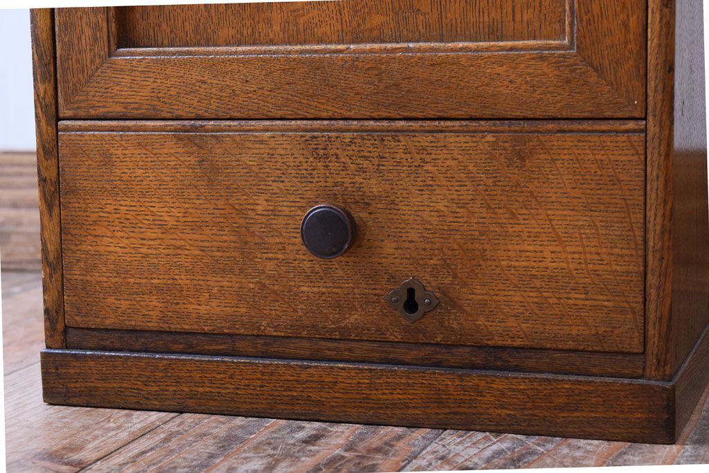 レトロ家具　扉付き!古いナラ材製の昭和レトロなアンティーク小引き出し