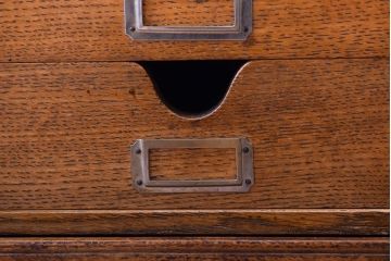 レトロ家具　扉付き!古いナラ材製の昭和レトロなアンティーク小引き出し