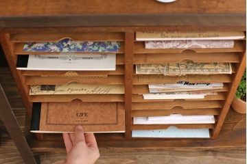 レトロ家具　昭和レトロ　古い木製の小ぶりなアンティーク縦型書類棚(カルテケース)(1)