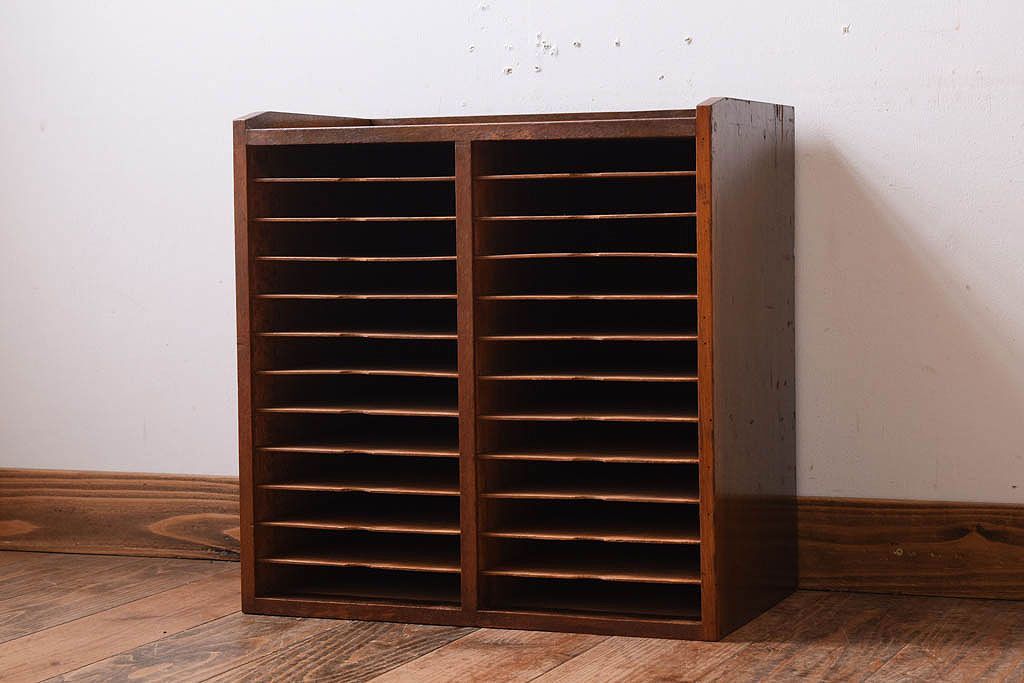 レトロ家具　昭和レトロ　古い木製の小ぶりなアンティーク縦型書類棚(カルテケース)(1)