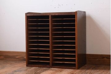 レトロ家具　昭和レトロ　古い木製の小ぶりなアンティーク縦型書類棚(カルテケース)(1)