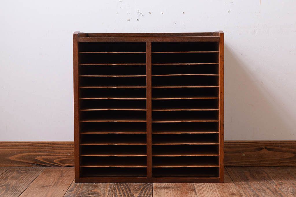 レトロ家具　昭和レトロ　古い木製の小ぶりなアンティーク縦型書類棚(カルテケース)(1)