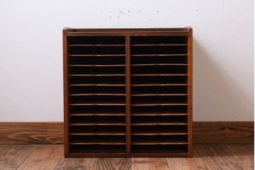 レトロ家具　昭和レトロ　古い木製の小ぶりなアンティーク縦型書類棚(カルテケース)(1)