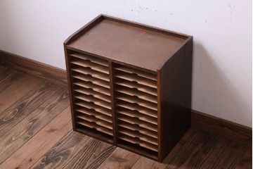 レトロ家具　昭和レトロ　古い木製の小ぶりなアンティーク縦型書類棚(カルテケース)(1)