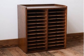 レトロ家具　昭和レトロ　古い木製の小ぶりなアンティーク縦型書類棚(カルテケース)(1)
