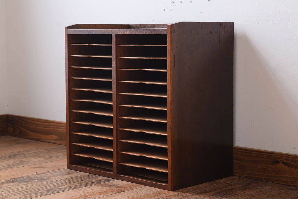 レトロ家具　昭和レトロ　古い木製の小ぶりなアンティーク縦型書類棚(カルテケース)(1)
