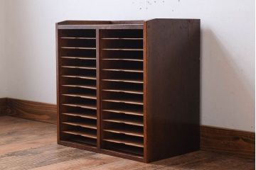 レトロ家具　昭和レトロ　古い木製の小ぶりなアンティーク縦型書類棚(カルテケース)(1)