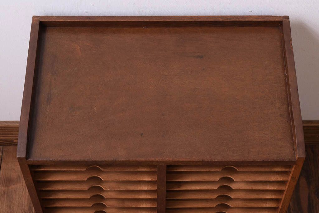 レトロ家具　昭和レトロ　古い木製の小ぶりなアンティーク縦型書類棚(カルテケース)(1)