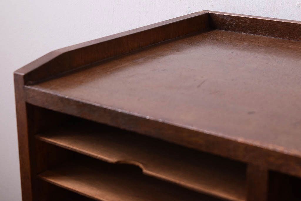 レトロ家具　昭和レトロ　古い木製の小ぶりなアンティーク縦型書類棚(カルテケース)(1)