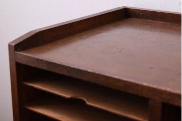 レトロ家具　昭和レトロ　古い木製の小ぶりなアンティーク縦型書類棚(カルテケース)(1)