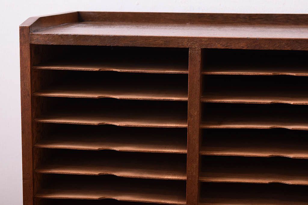 レトロ家具　昭和レトロ　古い木製の小ぶりなアンティーク縦型書類棚(カルテケース)(1)