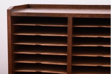 レトロ家具　昭和レトロ　古い木製の小ぶりなアンティーク縦型書類棚(カルテケース)(1)