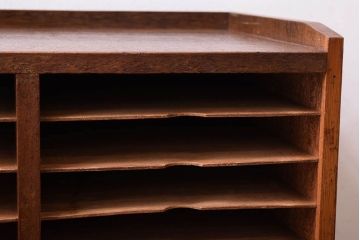 レトロ家具　昭和レトロ　古い木製の小ぶりなアンティーク縦型書類棚(カルテケース)(1)