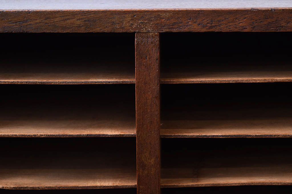 レトロ家具　昭和レトロ　古い木製の小ぶりなアンティーク縦型書類棚(カルテケース)(1)