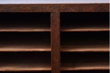 レトロ家具　昭和レトロ　古い木製の小ぶりなアンティーク縦型書類棚(カルテケース)(1)