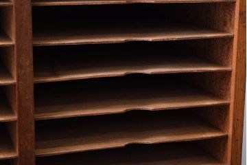 レトロ家具　昭和レトロ　古い木製の小ぶりなアンティーク縦型書類棚(カルテケース)(1)