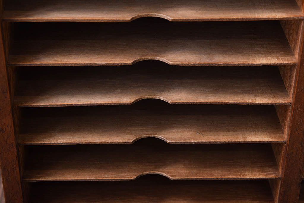 レトロ家具　昭和レトロ　古い木製の小ぶりなアンティーク縦型書類棚(カルテケース)(1)