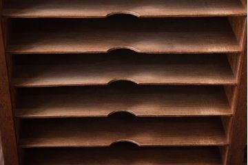 レトロ家具　昭和レトロ　古い木製の小ぶりなアンティーク縦型書類棚(カルテケース)(1)