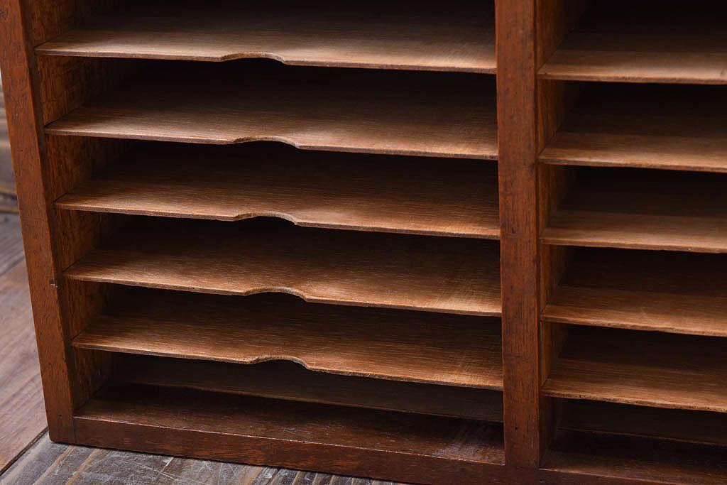 レトロ家具　昭和レトロ　古い木製の小ぶりなアンティーク縦型書類棚(カルテケース)(1)