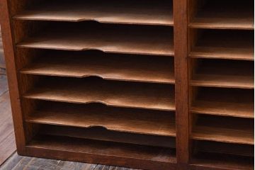 レトロ家具　昭和レトロ　古い木製の小ぶりなアンティーク縦型書類棚(カルテケース)(1)