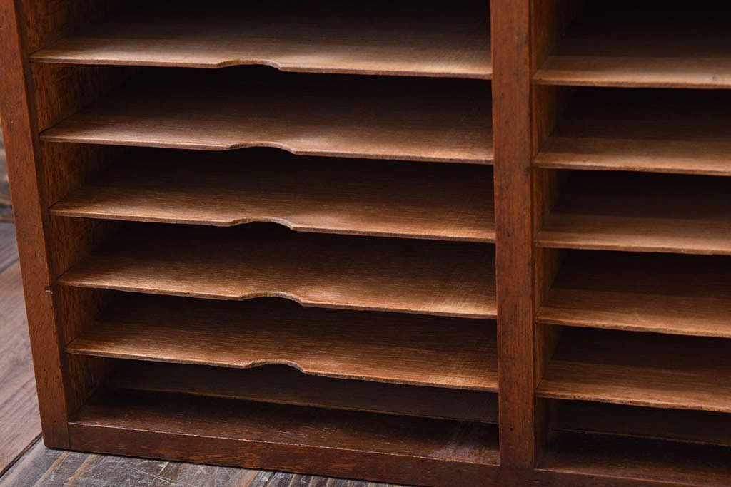 レトロ家具　昭和レトロ　古い木製の小ぶりなアンティーク縦型書類棚(カルテケース)(1)