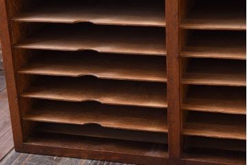 レトロ家具　昭和レトロ　古い木製の小ぶりなアンティーク縦型書類棚(カルテケース)(1)