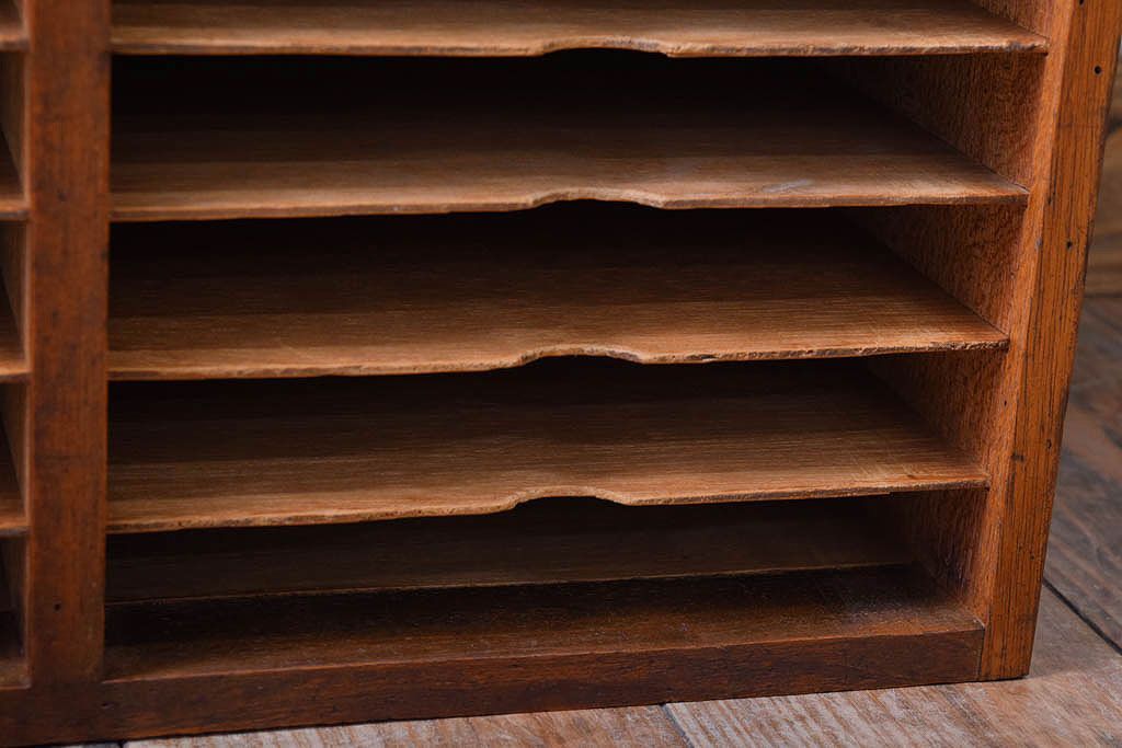 レトロ家具　昭和レトロ　古い木製の小ぶりなアンティーク縦型書類棚(カルテケース)(1)