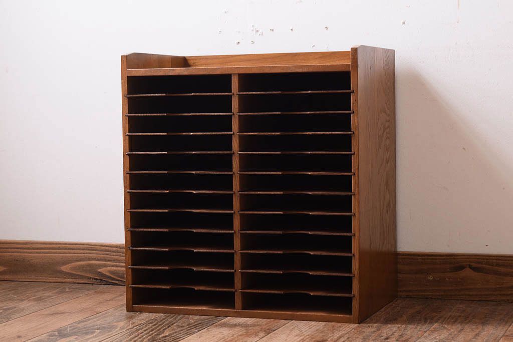 レトロ家具　昭和レトロ　古い木製の小ぶりなアンティーク縦型書類棚(カルテケース)(3)