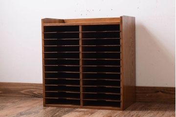 レトロ家具　昭和レトロ　古い木製の小ぶりなアンティーク縦型書類棚(カルテケース)(3)